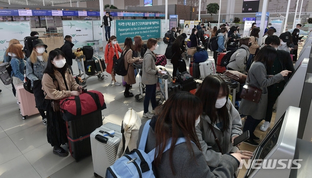 일본이 기존 대구시와 경북 청도에 대해서만 적용하던 입국 거부 조치를 4월3일 0시부터는 한국 전역으로 확대 실시하기로 결정한 가운데 지난 4월2일 인천국제공항 제2터미널 출국장 발권 카운터가 일본행 항공기를 타려는 사람들로 붐비고 있다.