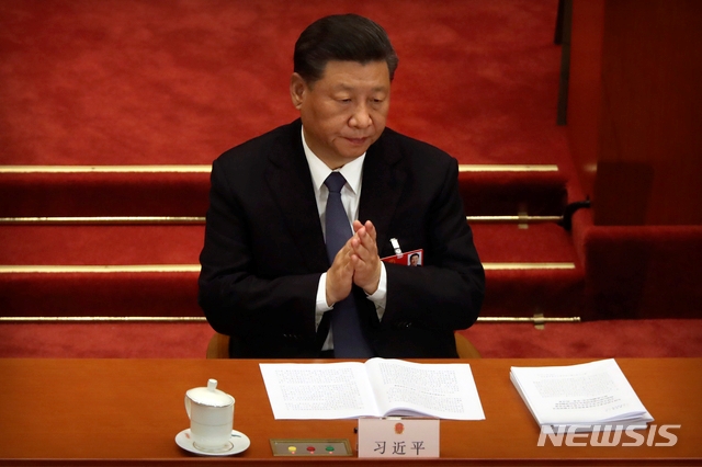 시진핑(習近平) 중국 국가주석이 22일 중국 베이징 인민대회당에서 열린 전국인민대표대회(전인대)에 참석해 박수를 치고 있다. 