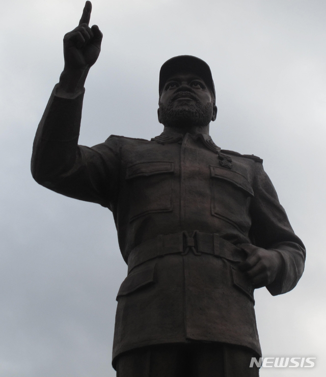 지난 2015년 10월9일 모잠비크 수도 마푸투에서 군복을 입은 모습의 사모라 마헬 모잠비크 전 대통령의 동상이 수도 마푸토에 어렴풋이 모습을 드러내고 있다.