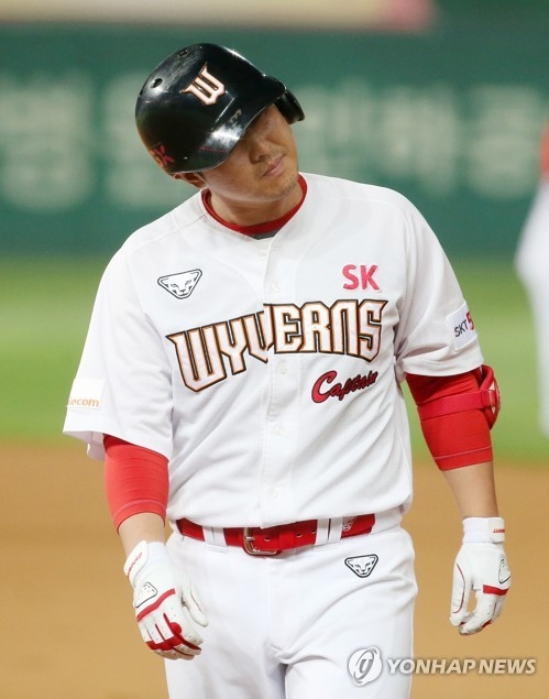 SK 타선의 부활은 최정에게 달려있다. 최정은 현재 규정타석을 채운 선수들 가운데 최하위인 62위라는 참담한 성적을 기록하고 있다.