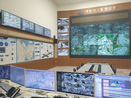 교통 전광판 운영, 교통정보 제공, 버스정보 안내기, 신호체계 등을 총괄 제어하는 여수시교통정보센터./사진=여수시