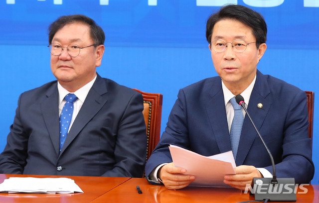 조정식 더불어민주당 정책위의장이 26일 서울 여의도 국회에서 열린 더불어민주당 원내대책회의에 참석해 현안관련 발언을 하고 있다.