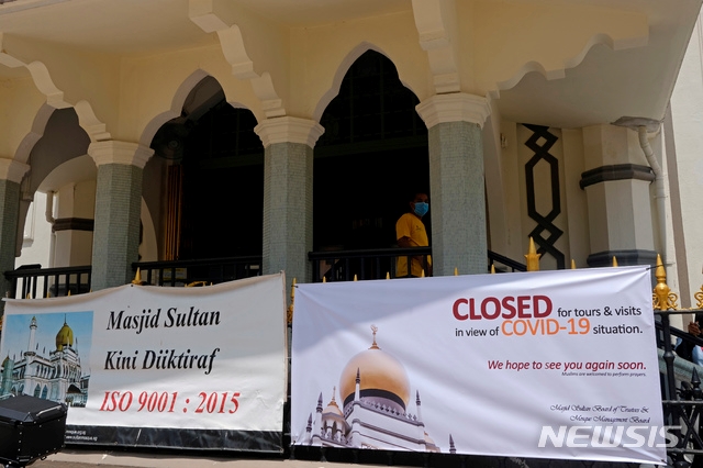 싱가포르의 한 이슬람 사원에 지난 3월13일 '신종 코로나바이러스 감염증(코로나19) 확산으로 관광과 방문이 금지됨에 따라 사원이 폐쇄된다'는안내문이 붙어 있다. 