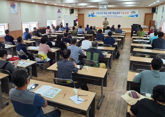 장흥군(군수 정종순)은 지난 25일 농업기술센터에서 60명의 교육생을 대상으로 한 귀농귀촌 영농정착 기술교육 개강식을 개최했다고 26일 밝혔다/사지장흥군