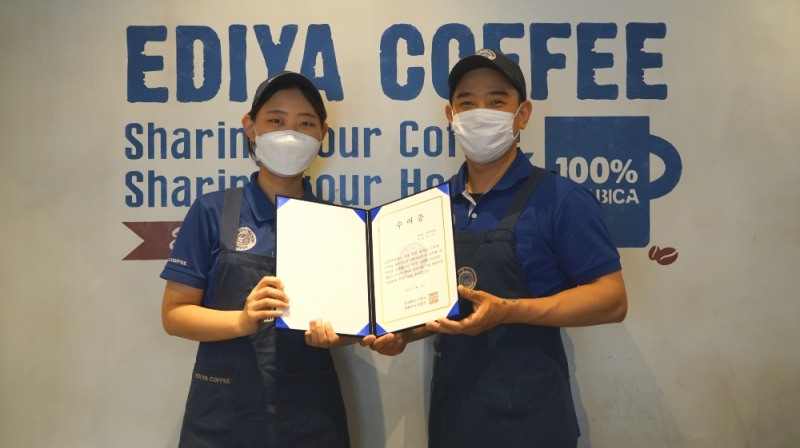 이디야커피 북가좌동점 김효원 점주와 조은아 메이트가 이디야메이트 희망기금 전달 기념 촬영을 하고 있다.