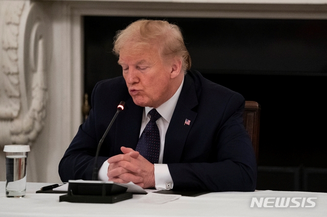 도널드 트럼프 미국 대통령이 18일(현지시간) 백악관 스테이트다이닝룸에서 요식업 경영자들과 회의를 하면서 입을 삐쭉 내밀고 있다.