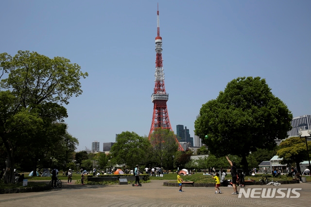 지난달 29일 일본 도쿄 소재 도쿄타워 인근에 사람들이 모여있다