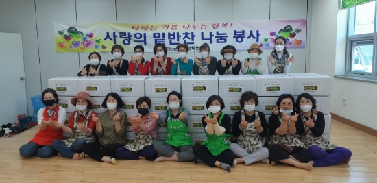 진도군여성단체협의회 회원들이 어려운 이웃과 함께 사랑을 나누는‘사랑의 밑반찬 나눔 행사’를 개최했다/사진=진도군