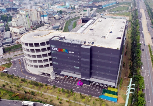 (사진=뉴시스) 쿠팡은 물류센터 근무자 중에서 확진자가 발생하자 센터를 폐쇄했다.