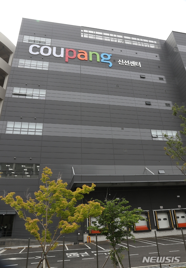 신종 코로나바이러스 감염증(코로나19)이 부천과 인천에 확산하는 가운데 25일 오후 경기도 부천시 쿠팡 물류센터에 적막감이 흐르고 있다. 이 센터 운영사는 근무자들 중 확진자가 발생하자 센터를 폐쇄했다.