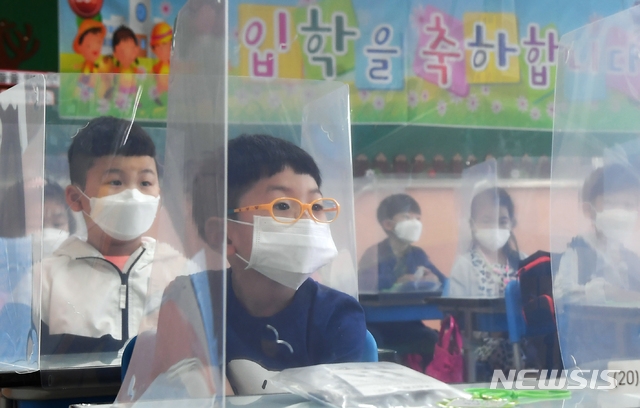 고등학교 2학년 이하 초중학생과 유치원 등교수업이 시작된 27일 오전 인천시 부평구의 한 초등학교에서 1학년 학생들이 국어수업을 받고 있다.