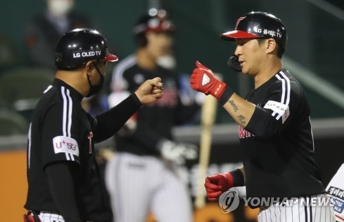 오지환 솔로 홈런(대전=연합뉴스) 김연수 기자 = 27일 오후 대전 한화생명 이글스파크에서 열린 프로야구 LG-한화 경기. 5회 초 LG 오지환이 솔로 홈런을 날리고 홈을 밟으며 주먹 인사를 하고 있다.