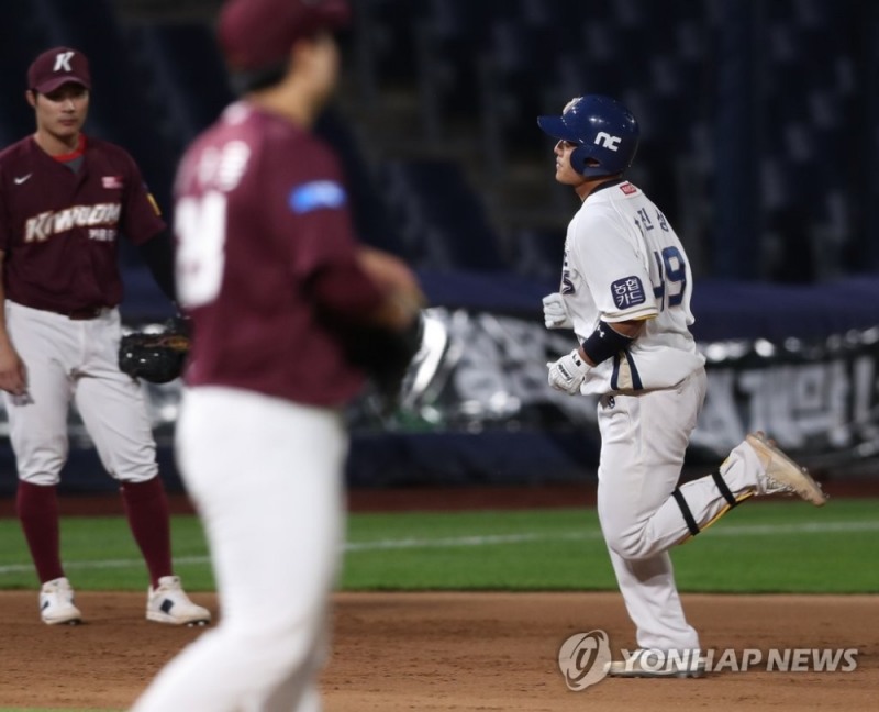 NC 강진성이 키움전에서 또다시 대타 홈런을 날리며 팀의 대량득점의 물꼬를 텄다.