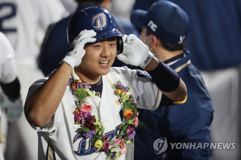 '특급대타' 강진성(NC)이 4연승과 시즌 5호 홈런포를 대타로 나서 날리고 난 뒤 동료들로부터 꽃다발을 선물로 받고 함박웃음을 짓고 있다.
