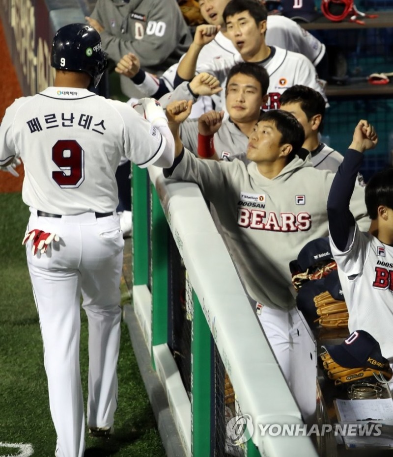 두산의 페르난데스가 잠실 SK전에서 2타점 적시타를 터뜨린 뒤 동료들의 축하를 받고 있다.