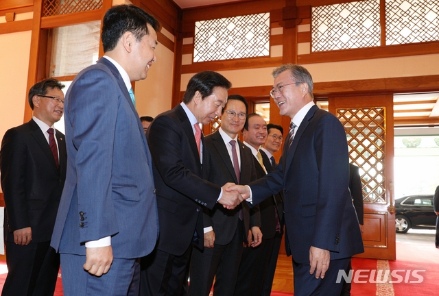 2018년 11월5일 청와대에서 열린 여야정 국정상설협의체 첫 회의에서 문재인 대통령이 여야 5당 대표들과 얘기를 나누고 있는 모습.