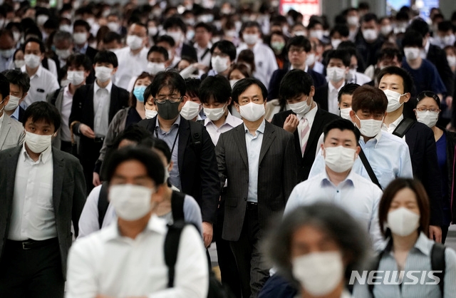 지난 26일 일본 도쿄의 한 지하철 역 통로에 마스크를 시민들이 가득하다. 