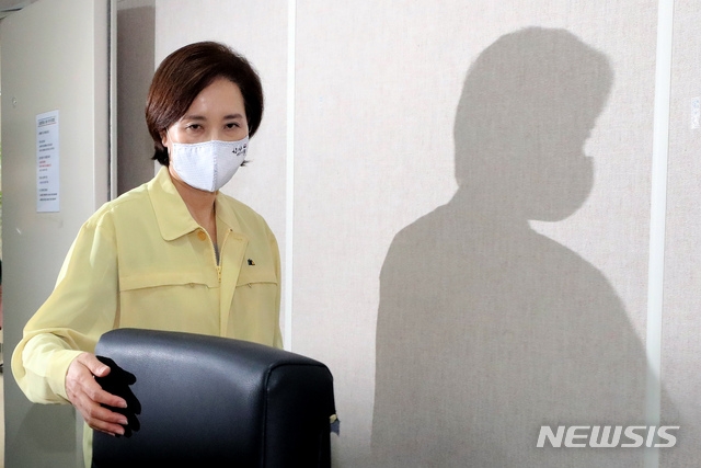 2차 등교수업일인 27일 오전 유은혜 부총리 겸 교육부 장관이 정부세종청사에서 열린 등교수업지원 상황점검회의에 입장하고 있다.