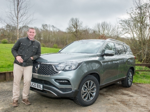 지난 3월 쌍용자동차의 영국 브랜드 홍보대사로 임명된 전 럭비 영국국가대표 선수이자 현재 인기 요리사로 활약 중인 필 비커리(Phil Vickery MBE)가 포즈를 취하고 있다. / 사진제공 = 쌍용자동차