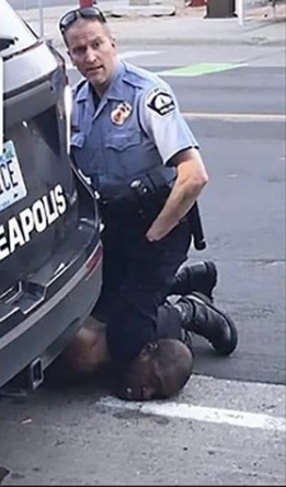르브론 제임스는 27일 자신의 인스타그램에 흑인 남성의 목을 누르고 있는 경찰의 사진을 올렸다. [르브론 제임스 인스타그램 캡처]