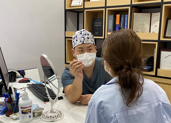 우리성형외과 홍사혁 원장