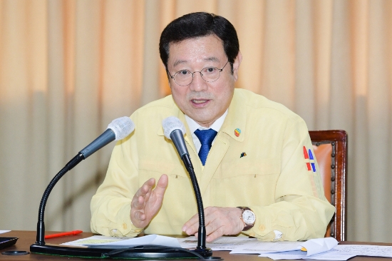 이용섭 광주광역시장이 28일 오전 시청 3층 중회의실에서 열린 ‘공공기관장 회의’에 참석해 포스트코로나 대비 경영전략 마련 및 각 기관별 2020 성과창출 주요 추진 현안 등을 논의하고 있다./사진=광주광역시