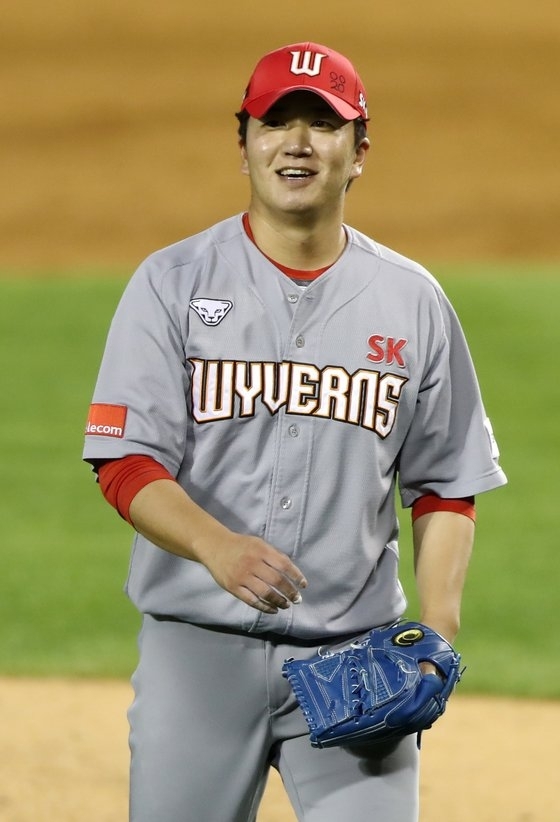 SK가 대체 선발로 나선 이건욱의 깜짝 호투로 두산을 누르고 연패에서 벗어났다.