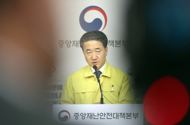 박능후 중앙재난안전대책본부 1차장이 28일 오후 정부세종청사에서 신종 코로나바이러스 감염증(코로나19) 대응 긴급 관계장관회의 결과 브리핑을 하고 있다.