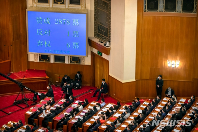28일 중국 베이징 인민대회당에서 13기 전국인민대표대회(전인대) 3차 전체회의 폐막식이 열리는 가운데 홍콩보안법 표결 현황이 스크린에 표시되고 있다. 홍콩보안법은 찬성 2878표 반대 1표, 기권 6표로 통과됐다.