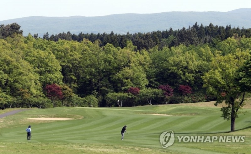 골퍼들이 골프장에서 라운드를 즐기고 있다.