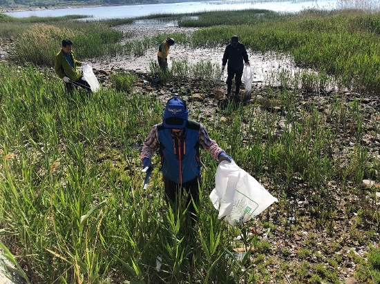 순천만 갯벌지기단은 매월 전문가와 함께 5개 지점 건간망을 조사해 채집된 생물과 쓰레기 종류를 기록하고 연안에서 밀려 온 해양 쓰레기 뿐만 아니라 육상에서 유입되는 쓰레기 조사도 진행한다/사진=순천시