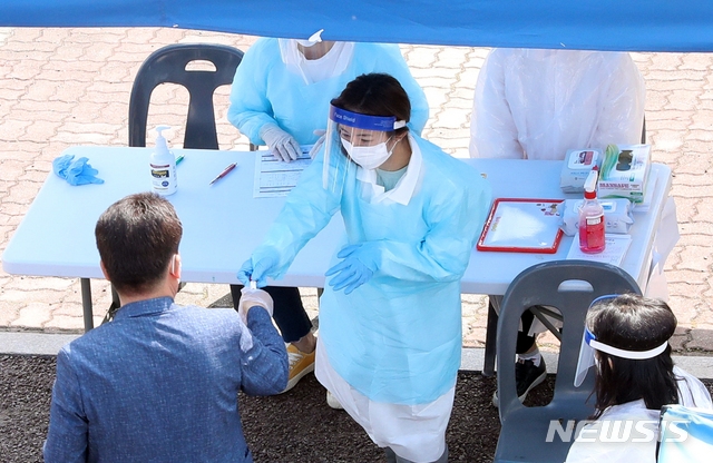 팡 물류센터발 신종 코로나바이러스 감염증(코로나19)확진자가 계속 증가하고 있는 가운데 시민이 28일 오전 경기 부천시 종합운동장에 설치된 임시 선별진료소를 찾아 검사를 받고 있다.