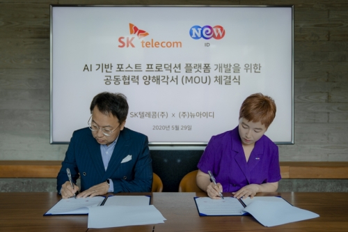 SK텔레콤 김혁 5GX미디어사업그룹장(왼쪽)과 NEW ID 박준경 사업부문대표가 협약서에 서명하고 있다. / 사진 제공 = SK텔레콤
