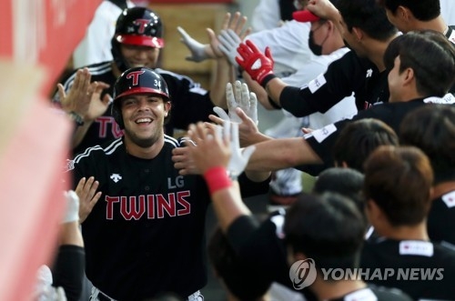 LG의 외국인타자 라모스가 21게임만에 10호 홈런을 날리는 괴력을 보였다.