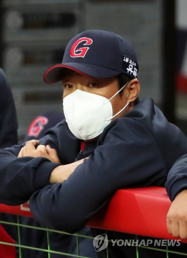 초반의 연승 기세는 어느새 사라지고 타선 응집력이 떨어지면서 승률이 5할대 밑으로 떨어진 롯데 허문회 감독이 답답한 마음으로 그라운드를 지켜보고 있다.