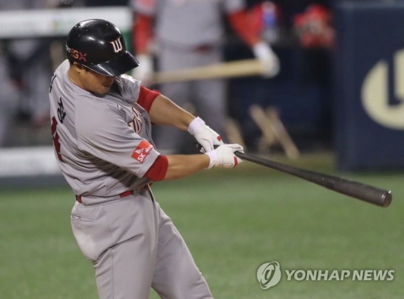 SK의 최정이 21일만에 홈런을 터뜨리는 등 이번 주중 4게임에서 12타수 6안타로 긴 부진의 터널에서 완벽하게 빠져 나오는 모습을 보이고 있다.