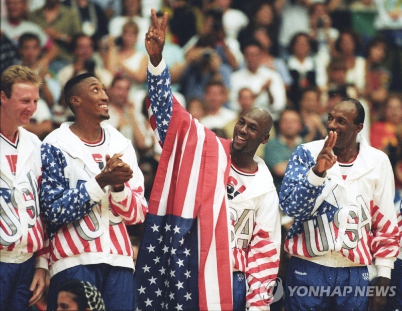 마이클 조던(오른쪽에서 2번째)과 스코티 피펜(왼쪽에서 2번째)이 1992년 바르셀로나 올림픽 남자 농구에서 우승한 뒤 기뻐하고 있다. [로이터=연합뉴스 자료사진]