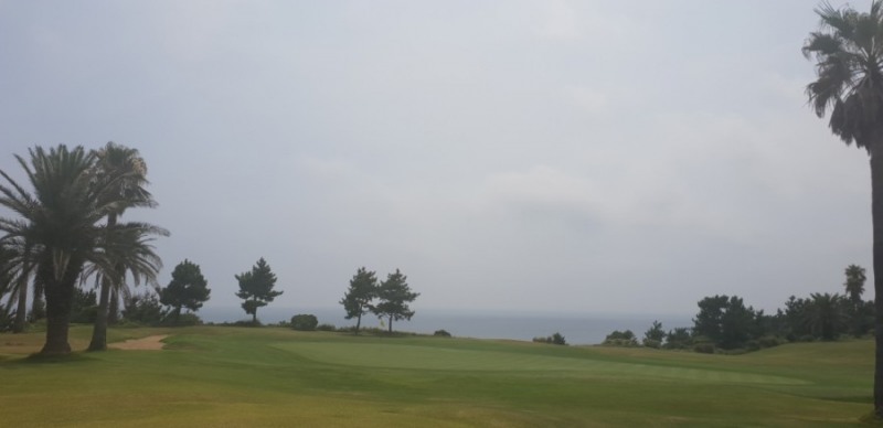 바닷가 절벽 옆에 조성된 제주도 중문 골프클럽 코스.