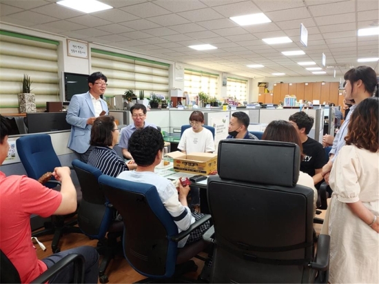 장흥군 관산읍행정복지센터는 지난 27일 두 번째‘청소기운동’을 실시했다/사진=장흥군