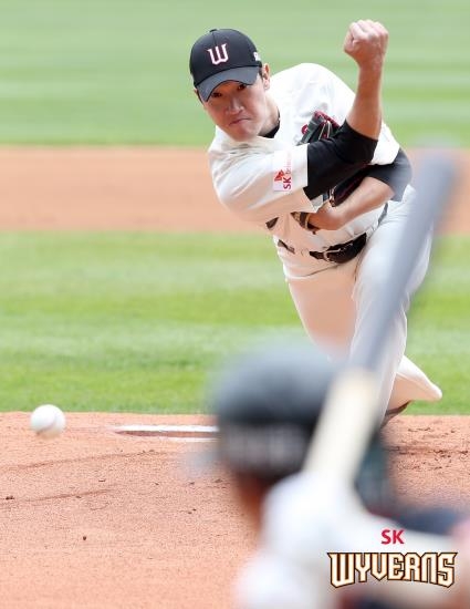 SK 언더스로 박종훈이 한화전 12연승을 이어가며 시즌 2승째를 올렸다.