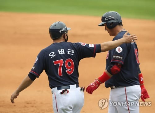 롯데가 두산과 이틀 연속 연장전을 벌인끝에 연장 11회 이대호의 밀어내기 볼넷 등으로 5점을 뽑아 4연패를 벗어났다