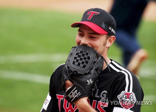 LG의 타일러 윌슨이 10안타를 맞으면서도 6이닝동안 4실점으로 버텨내 2승째를 챙겼다. 초반 타선의 도움으로 대량득점을 하자 흐뭇한 미소를 보이고 있다.