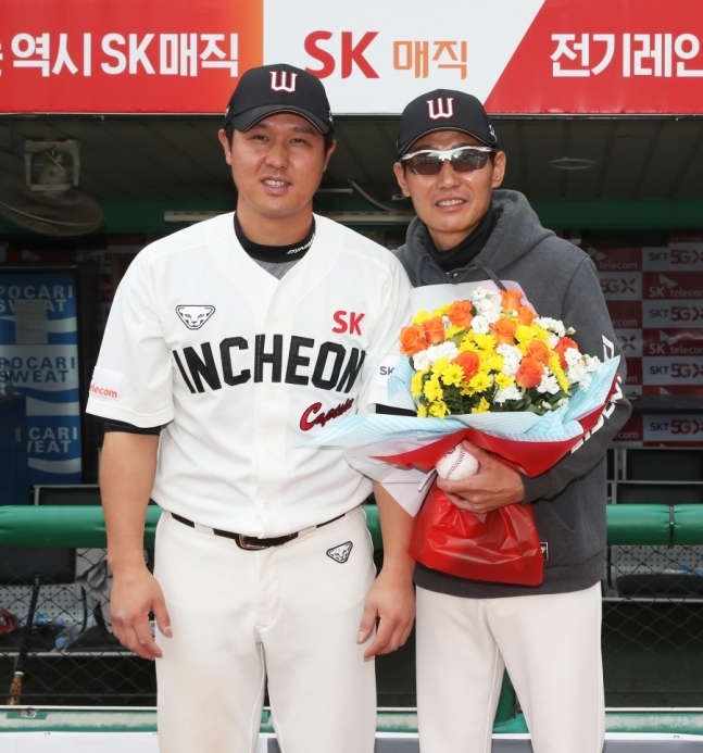 SK가 4연승을 하며 탈꼴찌에 성공하며 덩달아 염경엽 감독도 프로통산 15번째 400승 감독 대열에 들어섰ㄷ. 주장 최정으로부터 400승 축하 꽃다발을 받은 염경엽 감독.