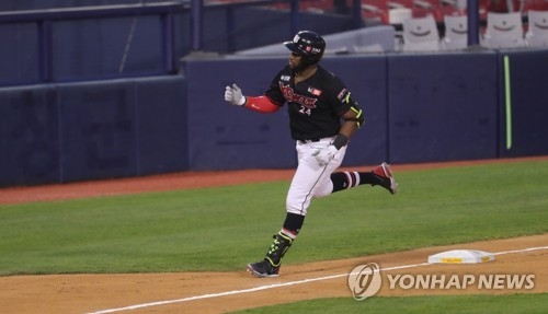 연타석 홈런을 날린 KT의 로하스