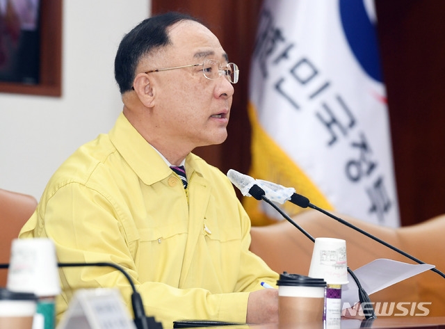 홍남기 경제부총리 겸 기획재정부장관이 28일 오전 서울 종로구 정부서울청사 영상회의실에서 제5차 비상경제 중대본 회의를 주재하고 있다.