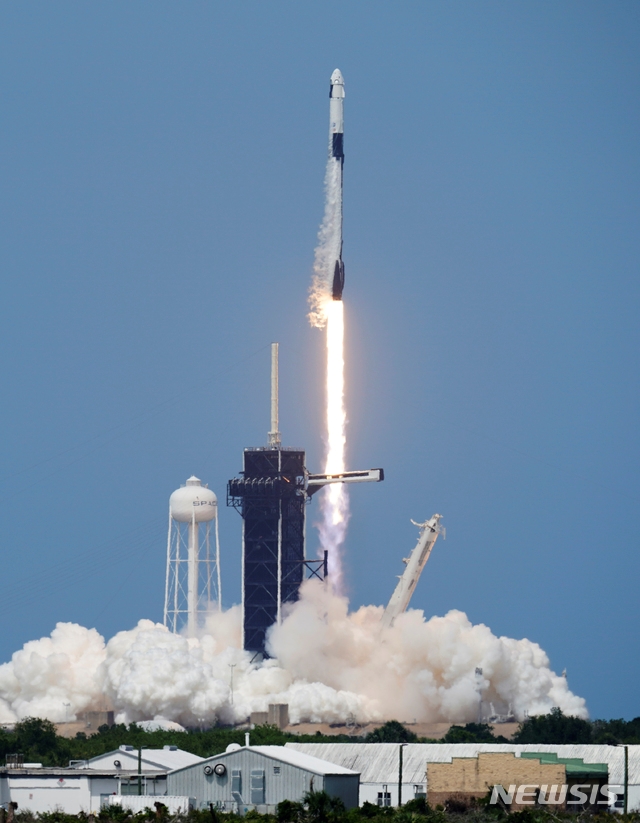 미 항공우주국(NASA) 우주비행사 더글러스 헐리와 로버트 벤킨이 크루 드래건에 탑승한 스페이스X 팰컨9호가 30일(현지시간) 미 플로리다주 케이프 커내버럴의 케네디 우주센터 39-A 발사대에서 발사되고 있다. 