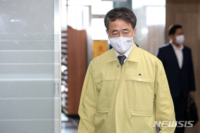 박능후 보건복지부 장관이 29일 오전 서울 종로구 정부서울청사에서 열린 코로나19 중대본 회의에 참석하고 있다 .