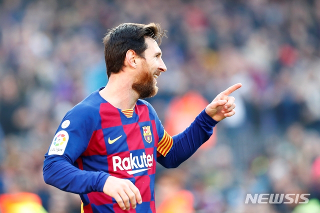 리오넬 메시(바르셀로나)가 지난 2월 22일(현지시간) 스페인 바르셀로나 캄노우에서 열린 2019-2020시즌 스페인 프로축구 프리메라리가 25라운드 에이바르와 경기에서 두 번째 골을 넣고 기뻐하고 있다. 