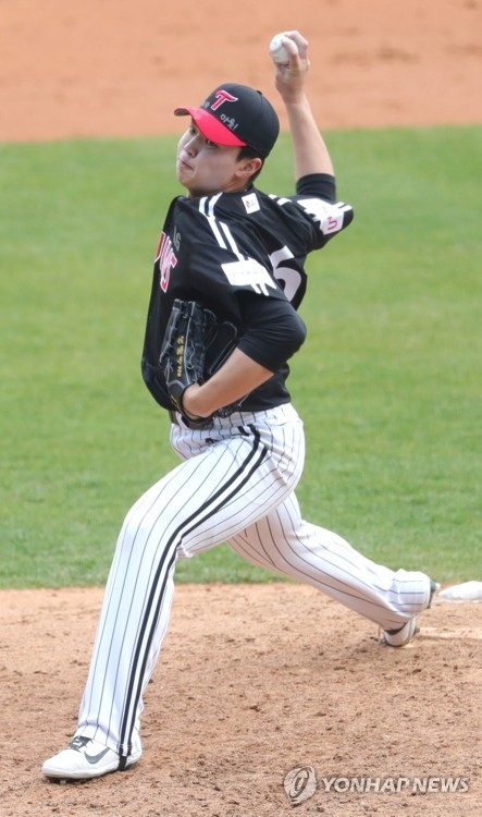 올해 LG 1차지명으로 입단한 신인 이민호는 지난달 21일 삼성전서 첫 선발로 나서 6회 1사까지 1안타만 내주며 데뷔 첫 승리를 따내며 영건 활약의 선봉장으로 등장했다.