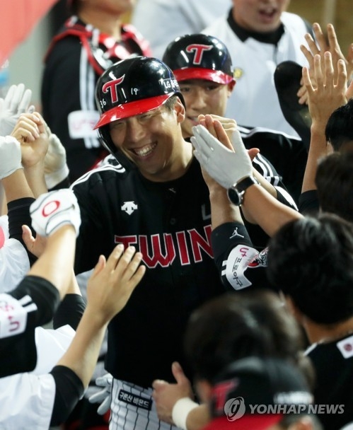 올해 최고의 시즌을 보내고 있는 LG 주장 김현수. 환하게 웃는 모습에서 요즘 LG의 팀 분위기를 짐작케 해준다